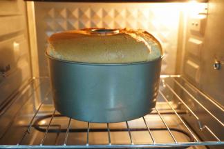 将蛋糕模在桌面上轻磕几下，送进预热好的烤箱170度烤45分钟；烤箱预热时候加5度，比如说准备用170度烘焙，就开到175度预热，因为开门时会降低温度。