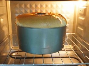 将蛋糕模在桌面上轻磕几下，送进预热好的烤箱170度烤45分钟；烤箱预热时候加5度，比如说准备用170度烘焙，就开到175度预热，因为开门时会降低温度。