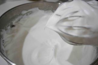 继续打至干性发泡；（干性发泡：打蛋头从蛋白霜中拉起，有直立不倒的尖角）