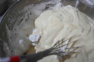 将蛋黄糊盆里的全部倒入蛋白霜盆中，翻拌均匀至细腻的面糊