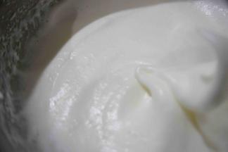 继续打至起纹路状态，把剩下的糖加入