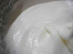 继续打至起纹路状态，把剩下的糖加入