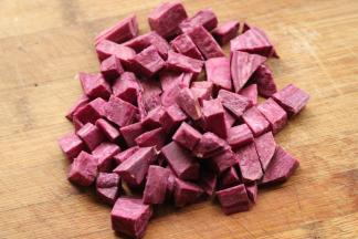 紫薯去皮后大约95克，切小块。