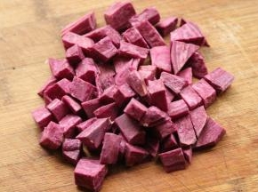 紫薯去皮后大约95克，切小块。
