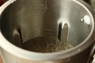 大米也洗净，食材全部放入豆浆机里。加水至900毫升处。