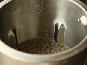 大米也洗净，食材全部放入豆浆机里。加水至900毫升处。