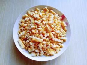 搓下来的玉米粒。