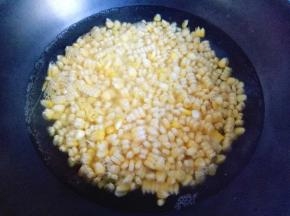 焯水，锅中加入水大火烧开，加入玉米粒，煮约3分钟。