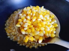 煮好的玉米捞出。