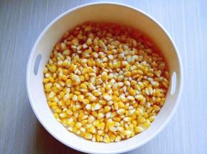 捞出后放在筛网上，淋干水份。(一定要淋干水份)