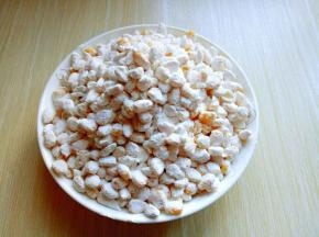 用手抓拌均匀，使每颗玉米粒都沾满粉类。