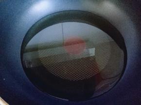锅中热油。适当多倒一些，我用了正常家用的小碗，差一点满一碗的玉米油。