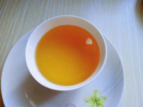 烧热的油，倒再碗里。(下面可以垫一块盘子，这样登一下不用直接端碗，端盘子即可。)