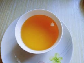 烧热的油，倒再碗里。(下面可以垫一块盘子，这样登一下不用直接端碗，端盘子即可。)