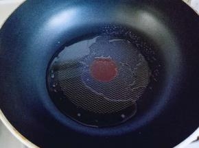 锅中留少许油。