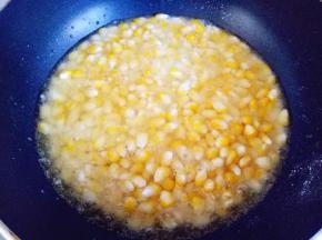 倒入刚才加热的一碗油，油量没过玉米为宜。
转中火，升高油温，炸3分钟左右，玉米粒金黄酥脆。