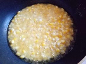 可以关火，可以借助铲子倒出锅中的油。