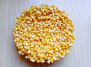 放在一张油纸上，吸走多余的油份。