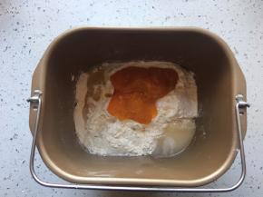 除黄油和盐以外的材料全部称好放入面包桶内