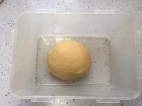 取出面团，滚圆，放在28度环境下进行一发