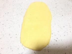 取一个面团擀成橄榄形