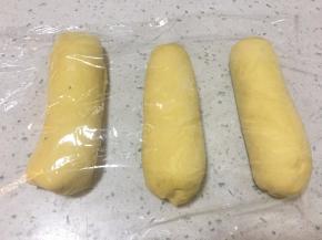 拍掉周围气泡，自上向下卷起。松弛20分钟