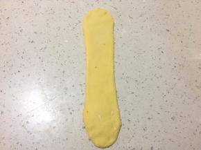 取一个面团擀成牛舌状