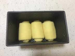 翻面，从上向下卷起，排入土司盒中