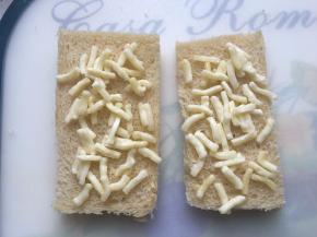 吐司切片后将边切掉，铺上马苏里拉奶酪