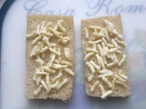 吐司切片后将边切掉，铺上马苏里拉奶酪