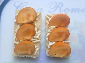 将切好的柿子码在表面