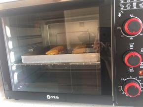 放入预热好180度烤箱中烘烤8分钟