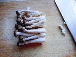 将菌菇去根。