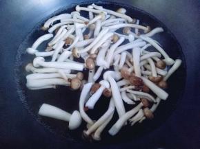 焯水，冷水入锅，烧开后煮1分钟捞出过冷水。