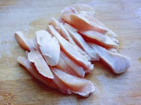 鸡胸肉洗干净，切条。(切的不要太细)