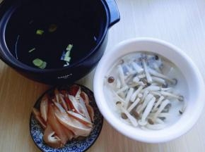 准备工作完成。(葱姜蒜去皮切碎，放入砂锅)