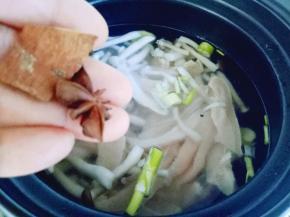 再加入八角桂皮。