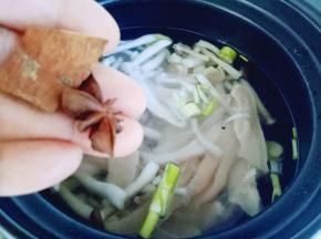 再加入八角桂皮。