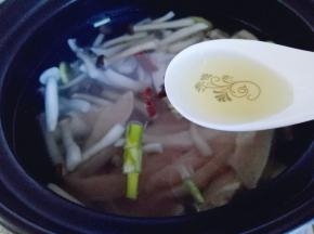 加入料酒，大火烧开后转小火35分钟即可。