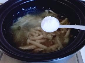 加入盐调味出锅。