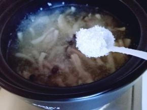 加入糖提鲜。(可以根据个人喜欢调味。)