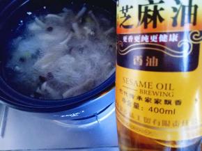 滴几滴芝麻油。