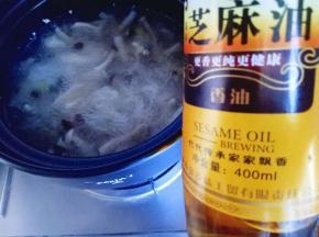 滴几滴芝麻油。