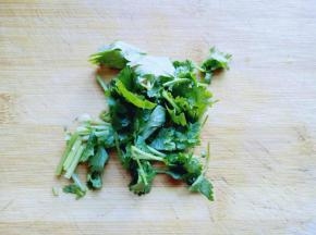 香菜洗干净切段。