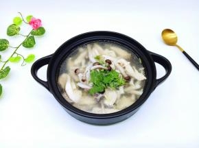 将切好的香菜放在上面点缀。