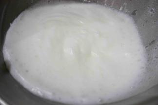 打至细腻的泡沫，再加入1/3糖