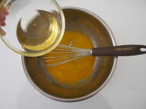 蛋白和蛋黄分离，蛋黄中放入玉米油，充分搅拌均匀