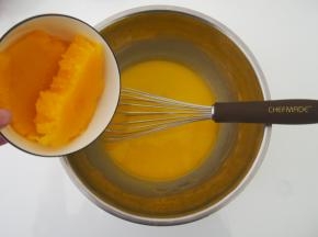 南瓜蒸熟后加入蛋黄糊中，充分搅拌均匀