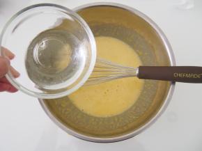 加入清水，搅拌均匀