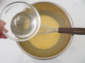 加入清水，搅拌均匀